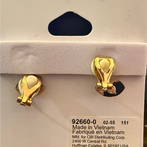 Claire’s floral diamond clip earrings - Picture 3 of 3